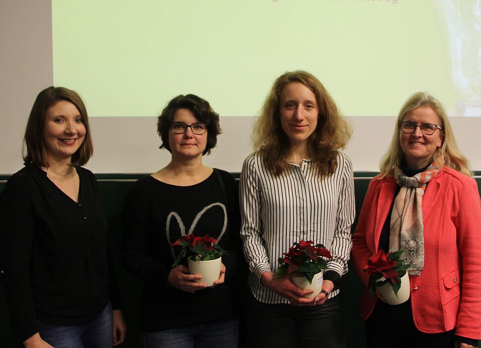 Foto: Das Podium (v. l. n. r.): Katharina Strothmann (Moderation), Julia Geneberg, Kim Scharr und Prof. Dr.-Ing. Eva Schwenzfeier-Hellkamp