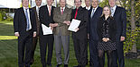 Foto: Bei der Vertragsunterzeichnung: (v. l. n. r.) Stefan Schwan, Leiter International Office der Universität Paderborn, Dr. Martin Heubeck, Geschäftsführer Phoenix Contact, Prof. Dr. Nikolaus Risch, Hochschulpräsident der Universität Paderborn, Kla