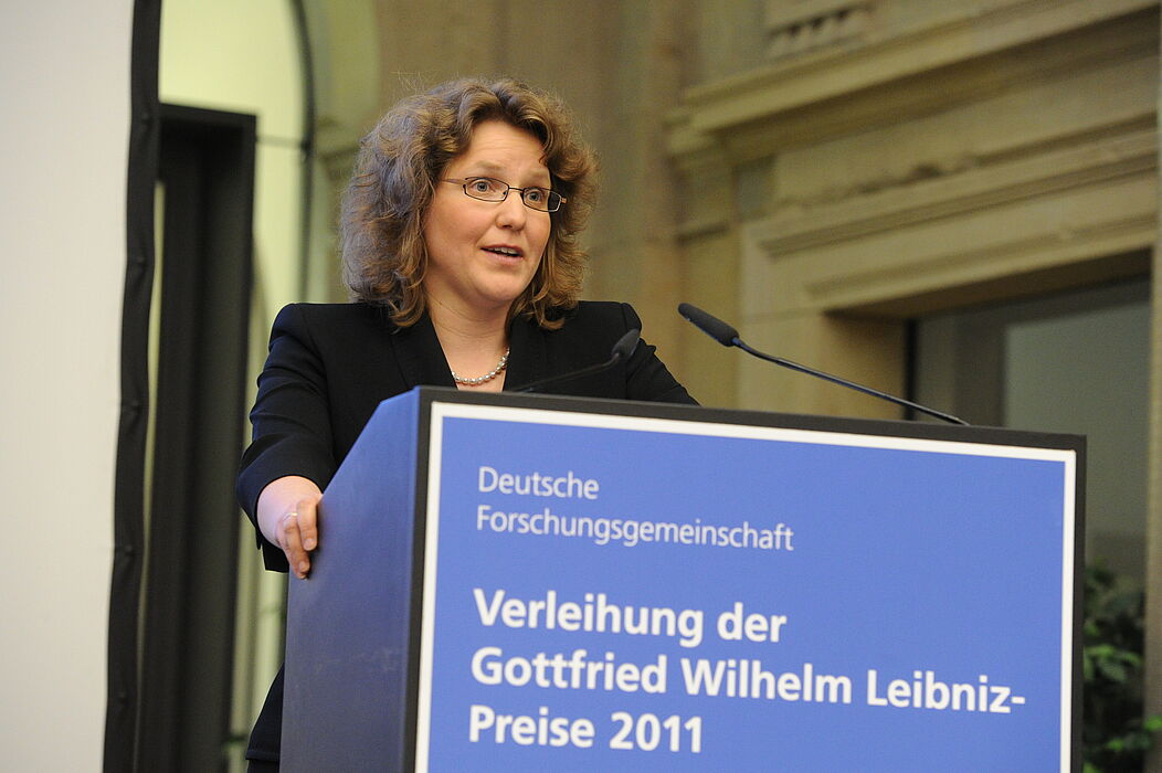 Preisträgerin Prof. Dr. Christine Silberhorn bei ihrer Dankesrede (Foto: DFG).