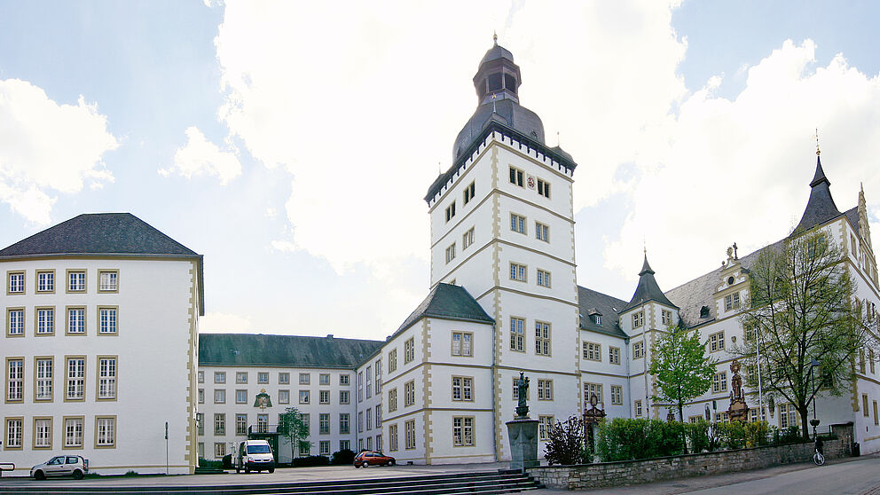 Foto (Paderborner Bildarchiv): Ansicht des Innenhofs mit Haupteingang der Theologischen Fakultät am Kamp.