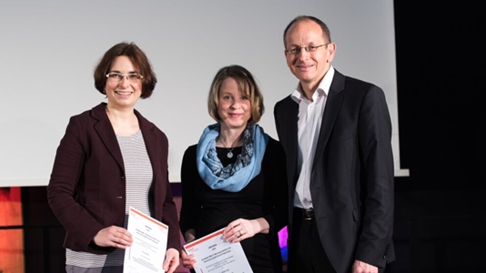 Foto (Costa Belibasakis/TH Köln): Prof. Dr. Niclas Schaper und die beiden Preisträgerinnen.