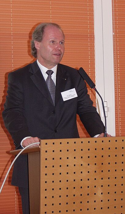 Foto (Martin Decking): IHK-Hauptgeschäftsführer Thomas Niehoff warb für die Zusammenarbeit zwischen Unternehmen und Hochschulen in ganz OWL.