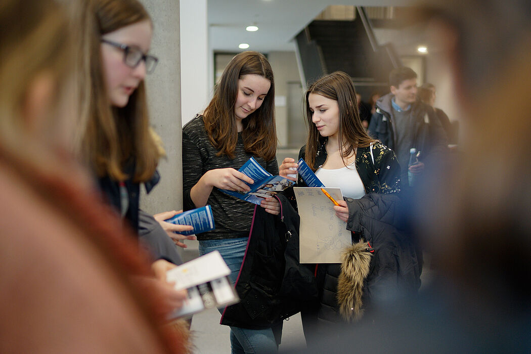 Foto (Universität Paderborn): Welches MINT-Fach studieren? Bei der MINT-Messe konnten sich die Schülerinnen spezifische Informationen einholen.