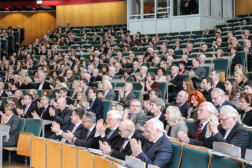 Foto (Universität Paderborn, Johannes Pauly): Über 500 Gäste besuchten den diesjährigen Neujahrsempfang der Universität im Auditorium maximum.