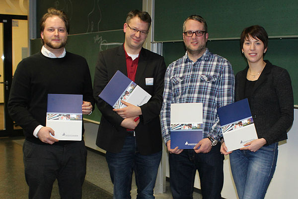 Foto (Universität Paderborn, Ricarda Michels): Es erhielten Zertifikate für professionelle Lehrkompetenz (v. l.): Markus Wahle, Dr. Martin Dröge, Jens Weber und Julia Hirsch. Es fehlte Dr. Tobias Weich.