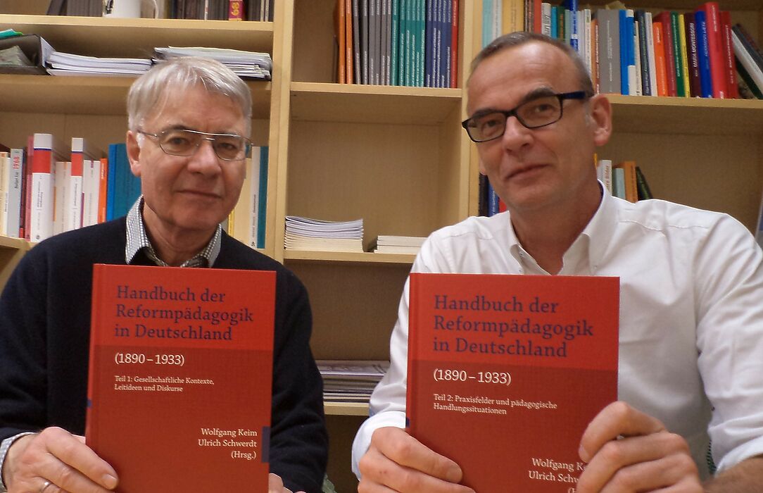 Foto: Prof. Dr. Wolfgang Keim (links) und Dr. Ulrich Schwerdt veröffentlichten ein „Handbuch zur Reformpädagogik in Deutschland“.