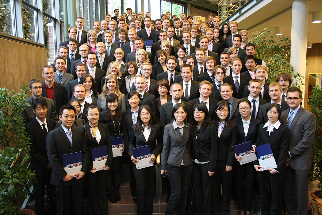 Foto (Heiko Appelbaum): Die erfolgreichen Absolventinnen und Absolventen der Fakultät für Maschinenbau.