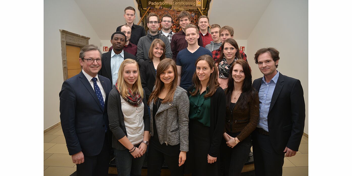 Foto (Stadt Paderborn, Daniel Höing): Bürgermeister Michael Dreier mit den Stipendiaten des Studienfonds OWL.