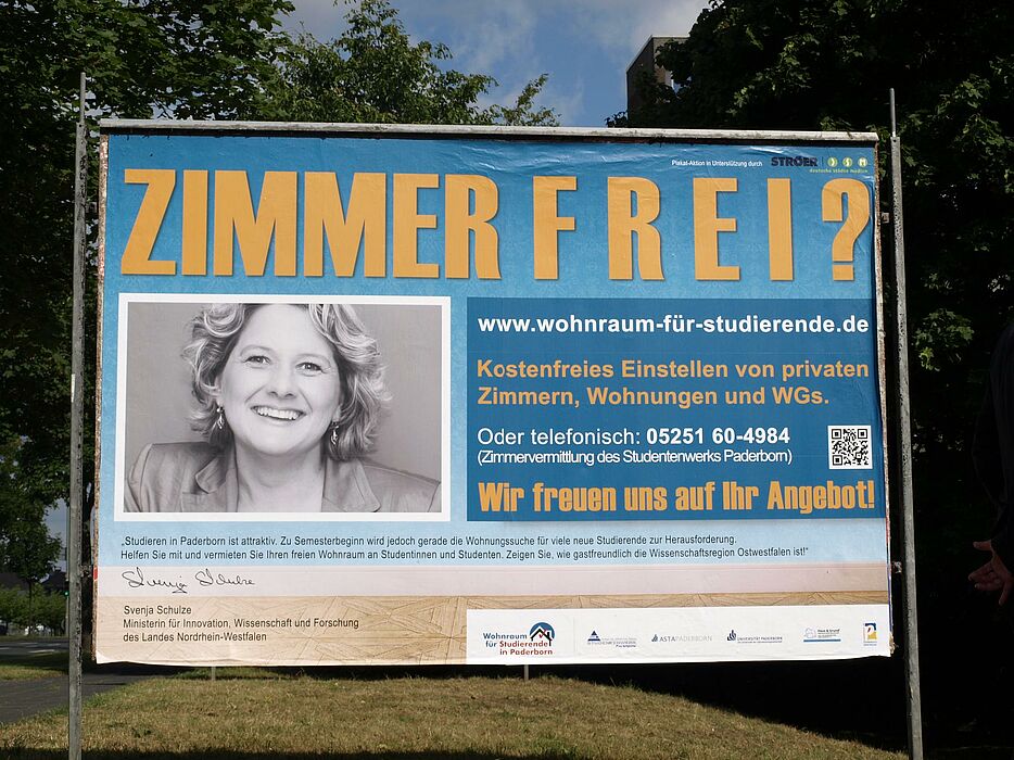 Foto (Universität Paderborn, Bianca Oldekamp): Auf über 40 Großplakaten sind neben NRW-Wissenschaftsministerin Svenja Schulze auch andere Persönlichkeiten zu sehen. Durch die Großplakate sollen Vermieter dazu aufgerufen werden, freien Wohnraum geziel