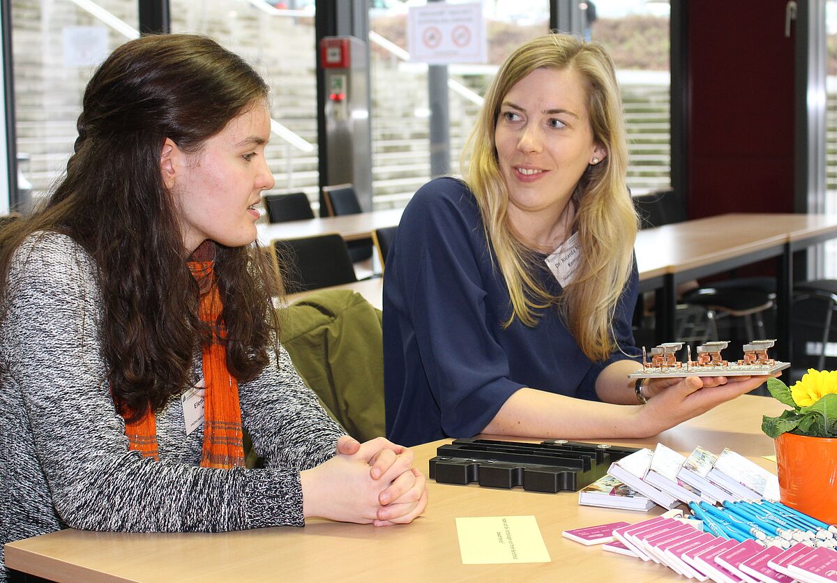Alumni Nachricht MINTAlumnae informieren Schülerinnen
