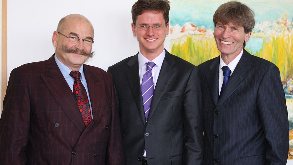 Foto (Frauke Döll): MdB Dr. Carsten Linnemann (Mitte) mit Präsident Prof. Dr. Nikolaus Risch (rechts) und Kanzler Jürgen Plato.