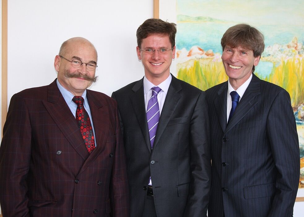 Foto (Frauke Döll): MdB Dr. Carsten Linnemann (Mitte) mit Präsident Prof. Dr. Nikolaus Risch (rechts) und Kanzler Jürgen Plato.
