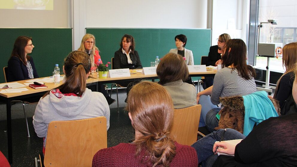 Das Podium (v. l. n. r.): Katharina Strothmann (Moderation), Prof. Dr.-Ing. Eva Schwenzfeier-Hellkamp, Dr. Elke Radeke, Olga Käthler und Franziska Pestel.
