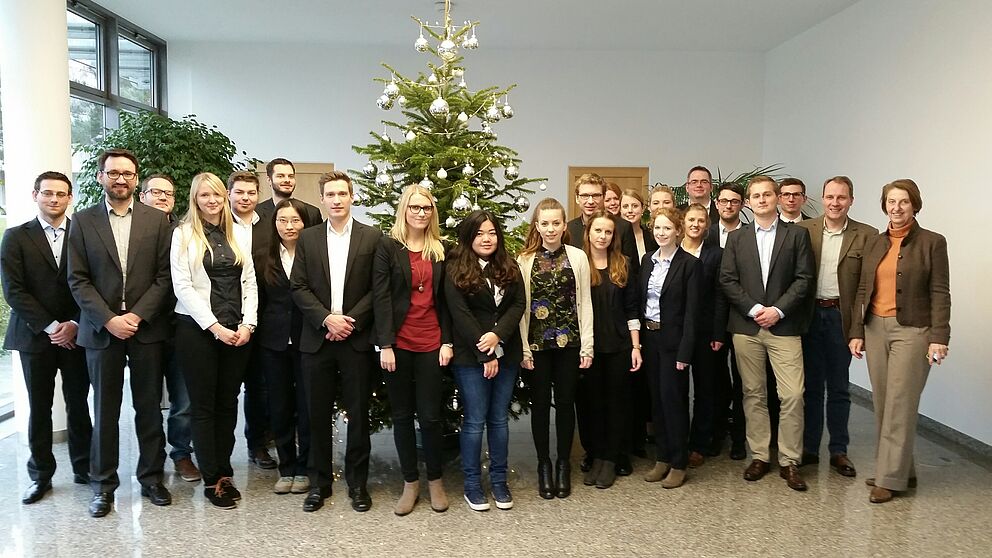 Foto (arvato Bertelsmann): Die Studenten der Uni Paderborn freuen sich über den erfolgreichen Abschluss des Seminars.