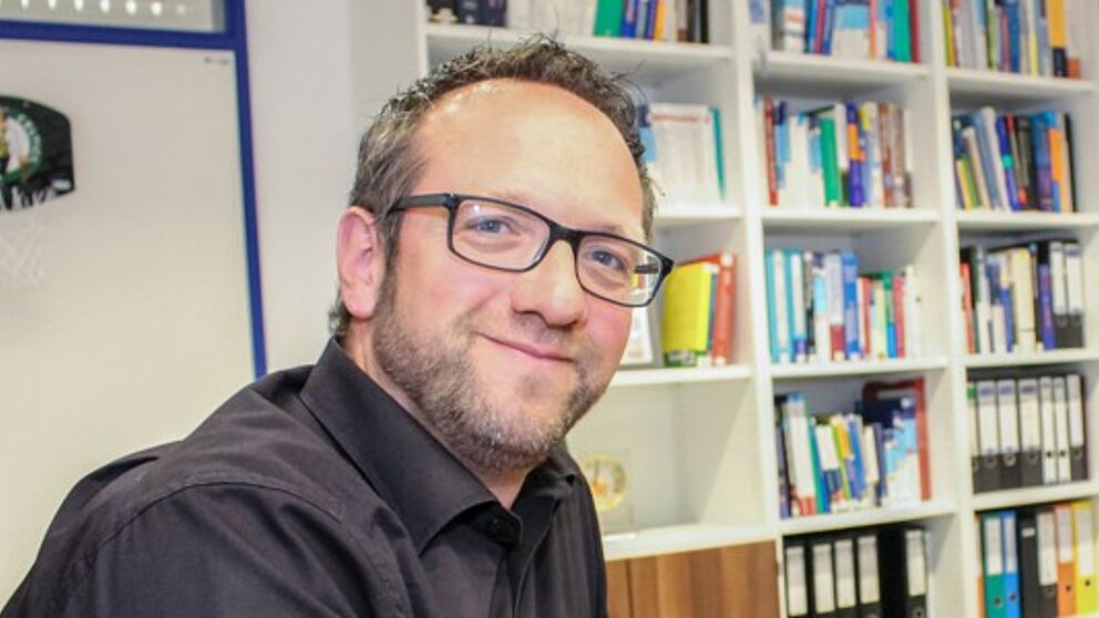 Foto (Universität Paderborn, Simon Ratmann): Prof. Dr. Dr. Claus Reinsberger wurde im April 2014 als deutschlandweit erster Neurologe auf den sportmedizinischen Lehrstuhl an der Universität Paderborn berufen.