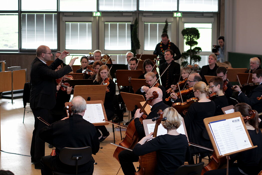 Foto (Universität Paderborn, Vanessa Dreibrodt): Für den musikalischen Rahmen sorgte das Hochschulorchester der Universität Paderborn unter der Leitung von Steffen Schiel.