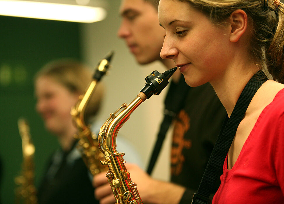 Foto (Adelheid Rutenburges): Mitglieder der Band Feedback der Uni Paderborn bei der Probe.