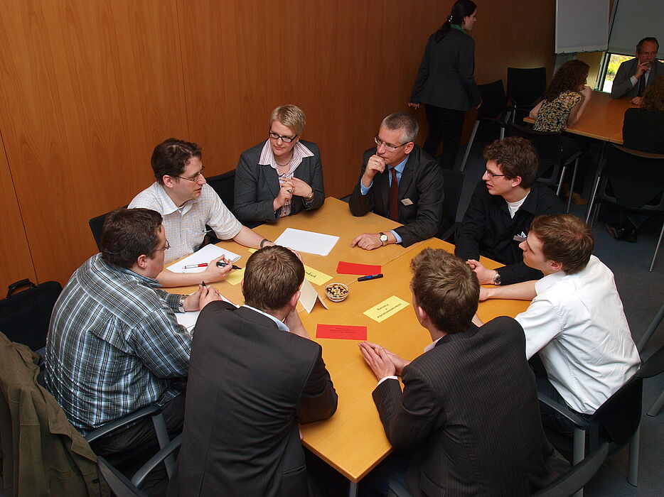 Foto: Unternehmensvertreter und Stipendiaten erarbeiten im Workshop gemeinsam Demografiekonzepte für die Zukunft.
