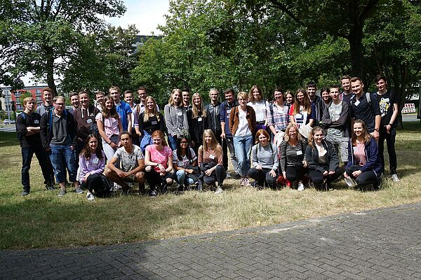 Foto (Universität Paderborn, Department Physik): Die Teilnehmenden des fünften SommerCamps Physik 2019 an der Uni Paderborn.