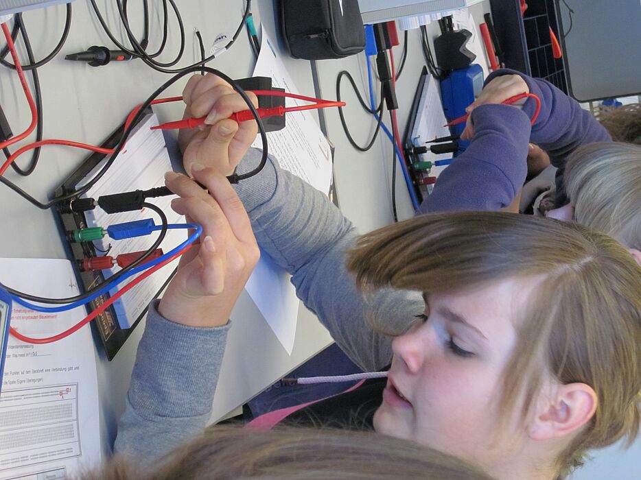 Foto (Hedda Holtmeier): Im E-Technik-Workshop konnten Schülerinnen beim Girls' Day erste Erfahrungen in einem der sogenannten MINT-Fächer sammeln.