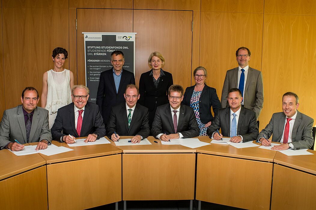 Abbildung: Vorstandsmitglieder der Volksbanken und Vertreter des Studienfonds OWL bei der Vertragsunterzeichnung: Untere Reihe sitzend (v. l. n. r.): Thorsten Wolff (Volksbank Brilon-Büren-Salzkotten eG), Hartmut Lüther (Volksbank Elsen-Wewer-Borchen eG