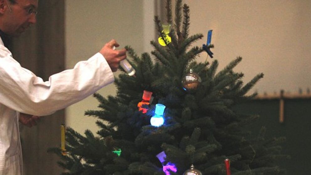 Foto (Universität Paderborn, Adelheid Rutenburges): Dr. Andreas Hoischen bei der Arbeit: „Ganz ohne Chemie leuchtet auch nicht der Weihnachtsbaum.“