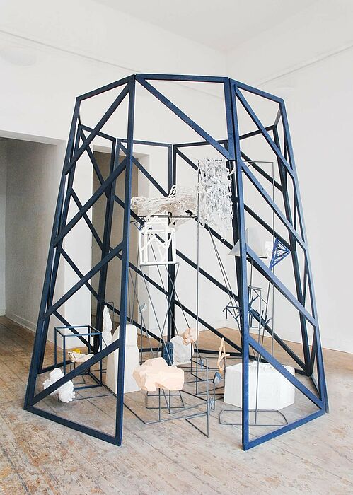 Conditions of Travel, 2017; Holzkonstruktion, Farbe, Stahl, Holz, Stoff, Gips, Schaumstoff, Zellulose