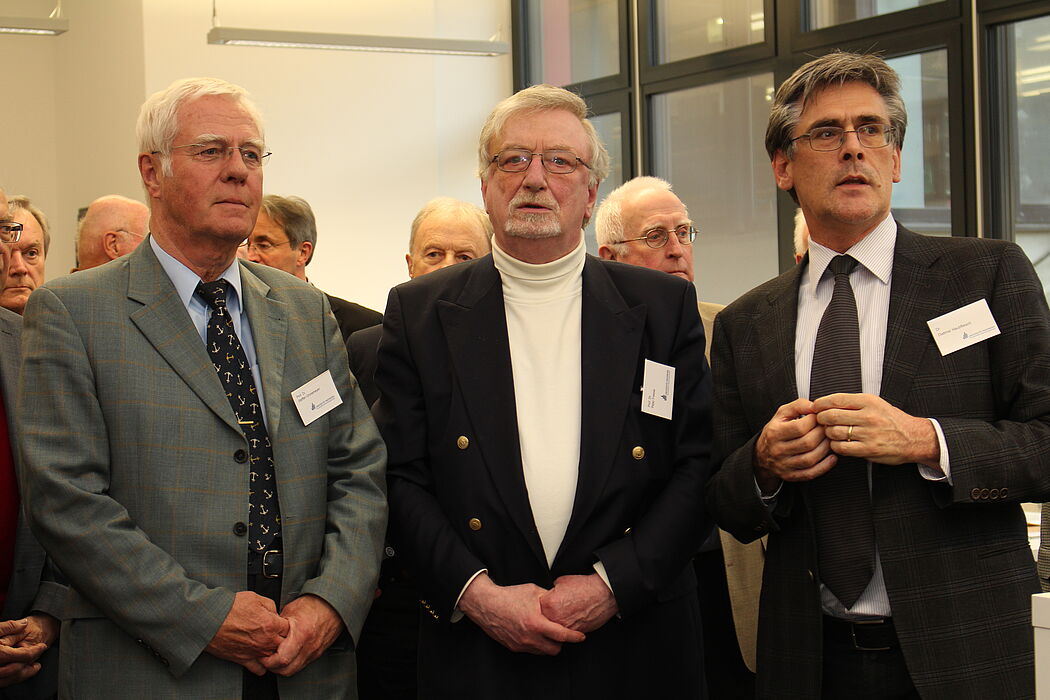Foto (Julia Pieper, Alumni Paderborn e. V.): Während der Führung durch den Anbau der Universitätsbibliothek.