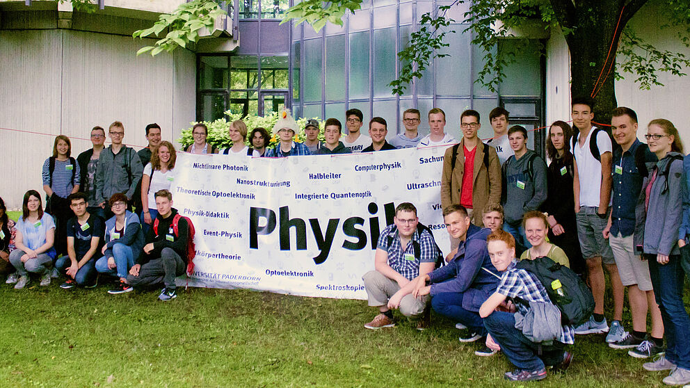 Foto (Universität Paderborn, Department Physik): Die Teilnehmerinnen und Teilnehmer des dritten SommerCamps Physik 2017 an der Universität Paderborn.