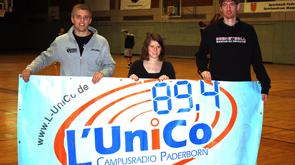 Foto: Haye Rosenbusch (Co-Trainer der webmoebel Baskets), Marie Schwabe (Sportreporterin L'UniCo), Ben Spöler (Centerspieler der webmoebel Baskets) (v.r.n.l.)
