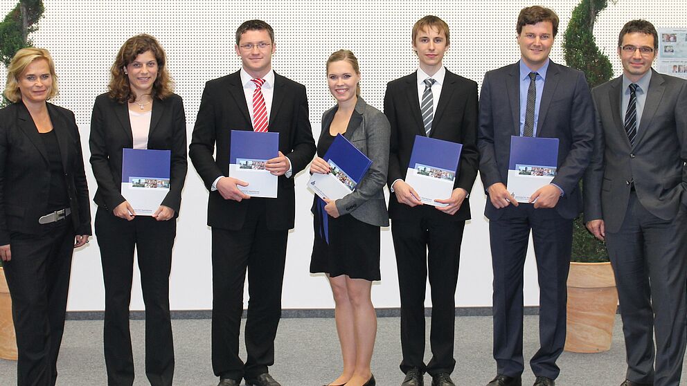 Foto (Universität Paderborn, Simon Eisele): Von links: Annette Brüseke, die Preisträgerinnen und -träger 2012 Stefanie Boettcher, Wilhelm Klat, Kathrin Tigges, Simon Boxnick und Dr. Conrad Schulze-Bentrop sowie Prof. Dr. Martin Schneider. (Nicht auf d