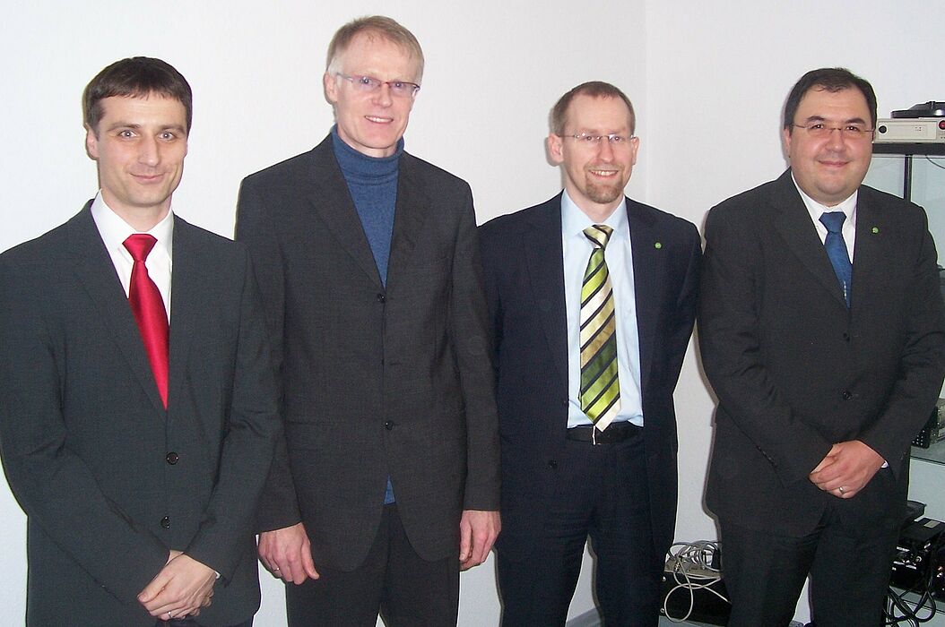 Foto: (Mark Heinemann): V. li.: Dr. Stephan Flake (Orga Systems), Prof. Dr.-Ing. Reinhold Häb-Umbach (Universität Paderborn), Jan Stehr (omp) und Dimitri Brukakis (omp)