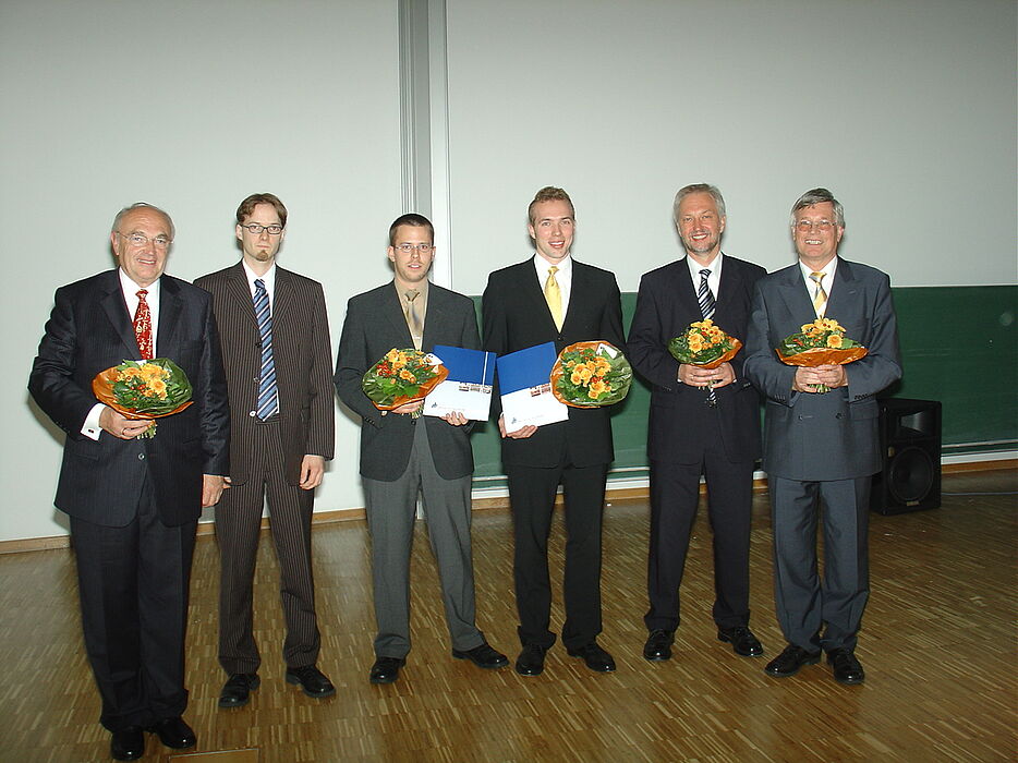 Foto (Christiane Bernert): Im Auditorium maximum der Universität Paderborn wurde der Miele Preis an die beiden besten Absolventen 2006 der Fakultät für Maschinenbau verliehen. (v.li.): Festredner Prof. Dr. Manfred Pahl, Absolvent Dominik Teutenberg, di
