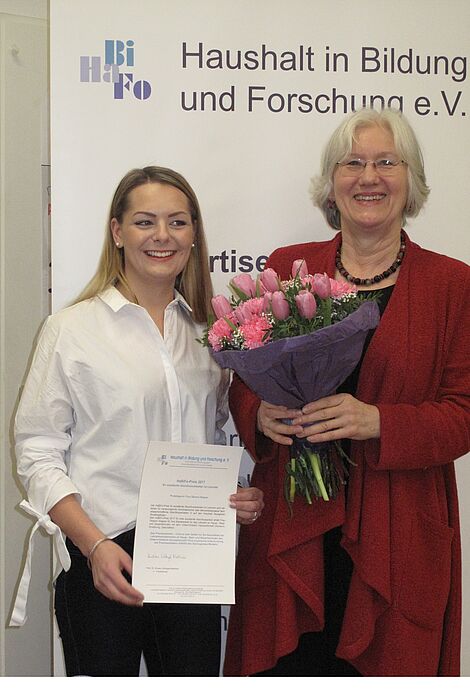 Foto (Regine Bigga): Oksana Wagner (links) und Laudatorin Prof. Dr. Barbara Methfessel bei der Auszeichnung.