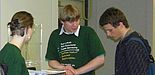 Foto (Universität Paderborn): Mitarbeiter der Studienberatung Elektrotechnik machten junge, technikinteressierte Menschen auf das elektro- und informationstechnische Studienangebot der Hochschule aufmerksam.