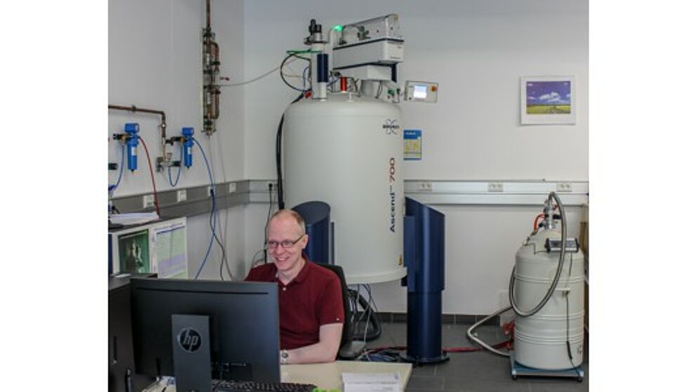 Foto (Universität Paderborn, Johannes Pauly): Forschung am neuen Hochfeld-NMR-Spektrometer des Departments Chemie.