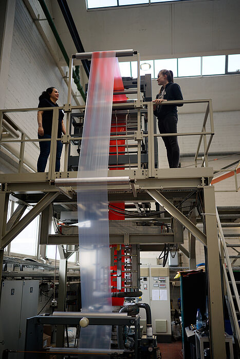Foto (Universität Paderborn): Wie entsteht eine Plastiktüte? – eine Laborführung.