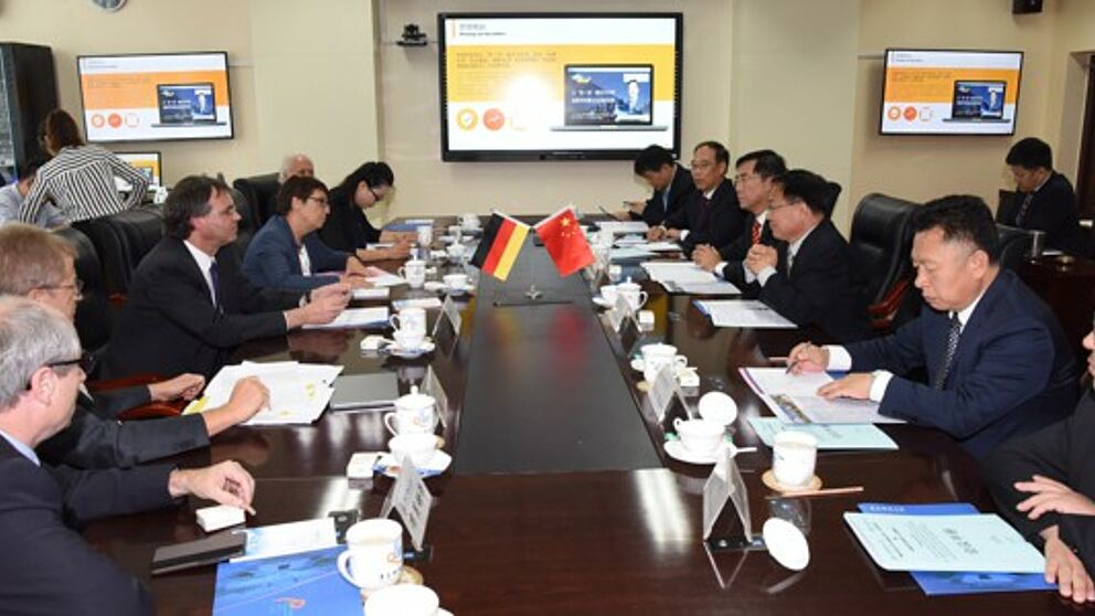 Foto (Zhiquan Lin): Erste gemeinsame CDC Sitzung: Leitung durch Prof. Dr. Lianxiang Ma, Präsident der QUST, sowie Prof. Dr. Birgitt Riegraf, Präsidentin der Universität Paderborn.