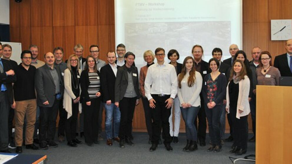 Foto (Universität Paderborn): Die Teilnehmerinnen und Teilnehmer tauschten sich zu Masterstudiengänge im Maschinenbau aus.