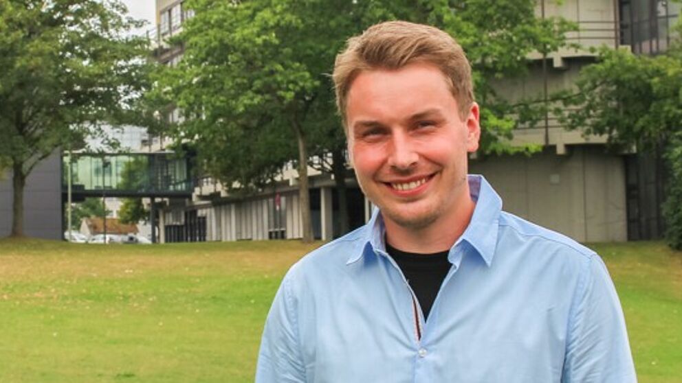 Foto (Universität Paderborn, Simon Ratmann): Zeithistoriker Florian Staffel forscht und lehrt an der Universität Paderborn unter anderem zur Geschichte der Briten in Westfalen.