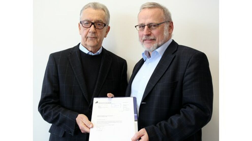 Foto (Universität Paderborn, Nina Reckendorf): Prof. Dr. Volker Peckhaus (re.) und Prof. Dr. Dr. Gerhard. E. Ortner (li.) bei der Urkundenübergabe.