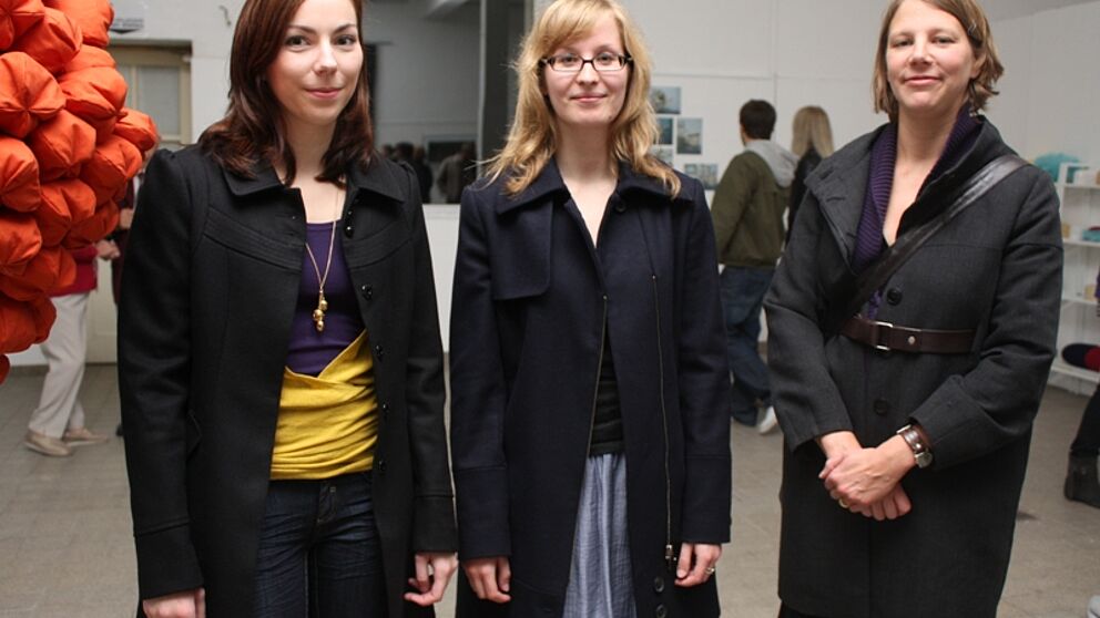 Foto (Frauke Döll): Prof. Dr. Sara Hornäk (re.) führte in die Ausstellung ihrer Studentinnen Franziska Dirks (li.) und Sarah Henneke ein.
