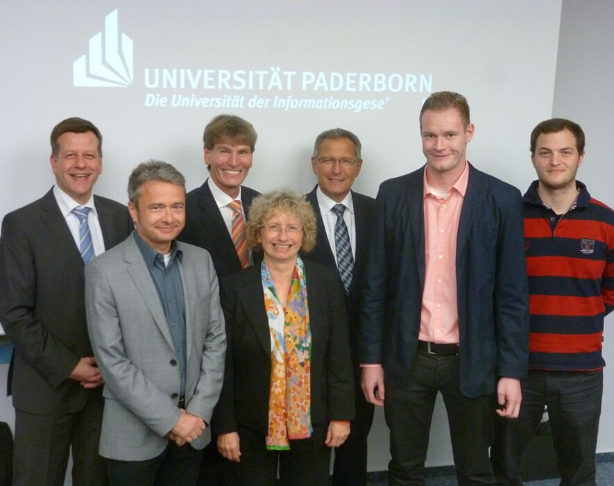 Foto (Ricarda Huyeng, Universität Paderborn): Die Universitätsgesellschaft Paderborn verleiht zwei Stipendien für herausragende Leistungen: Dr. Andreas Siebe, Prof. Dr. Bernd Frick, Prof. Dr. Nikolaus Risch, Heike Käferle, Bernhard Dorenkamp mit den b