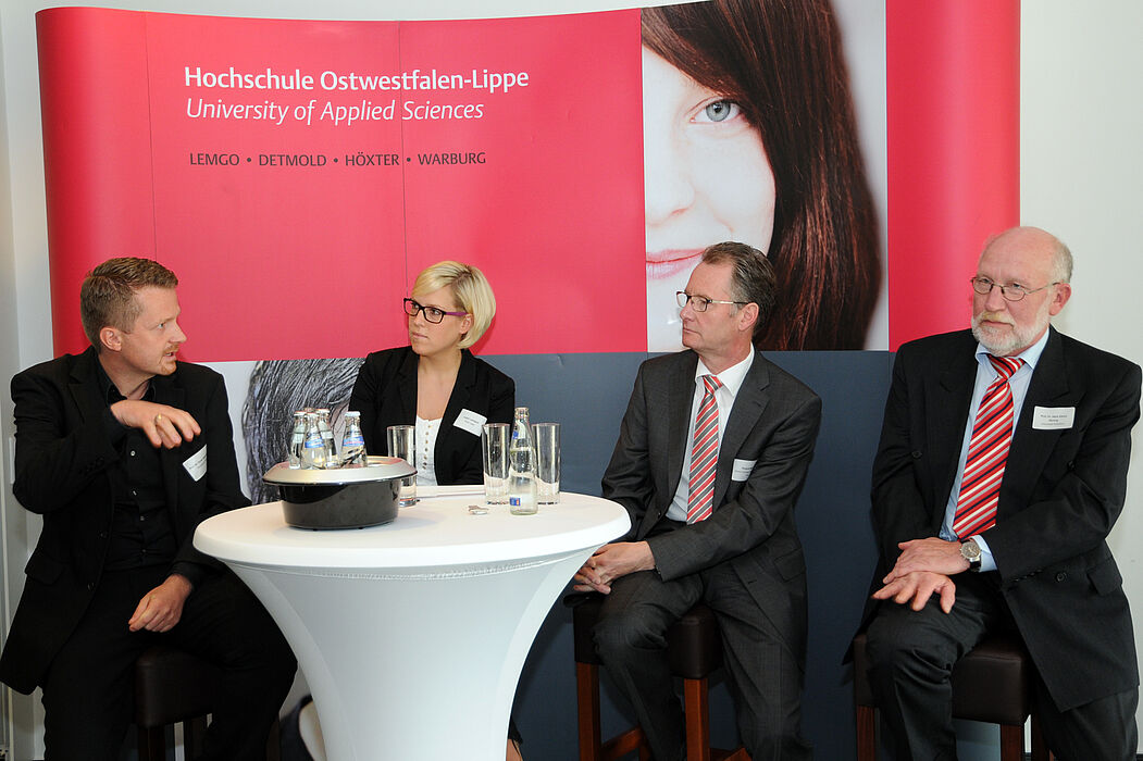 Diskutierten gemeinsam mit Moderatorin Judith Leimbach von Radio Lippe (zweite von links) rund um das Thema kooperative Promotionen (v.l.): Prof. Dr. Oliver Niggemann (Institut Industrial IT der Hochschule OWL und Sprecher der ISA), Roland Bent (Geschäft