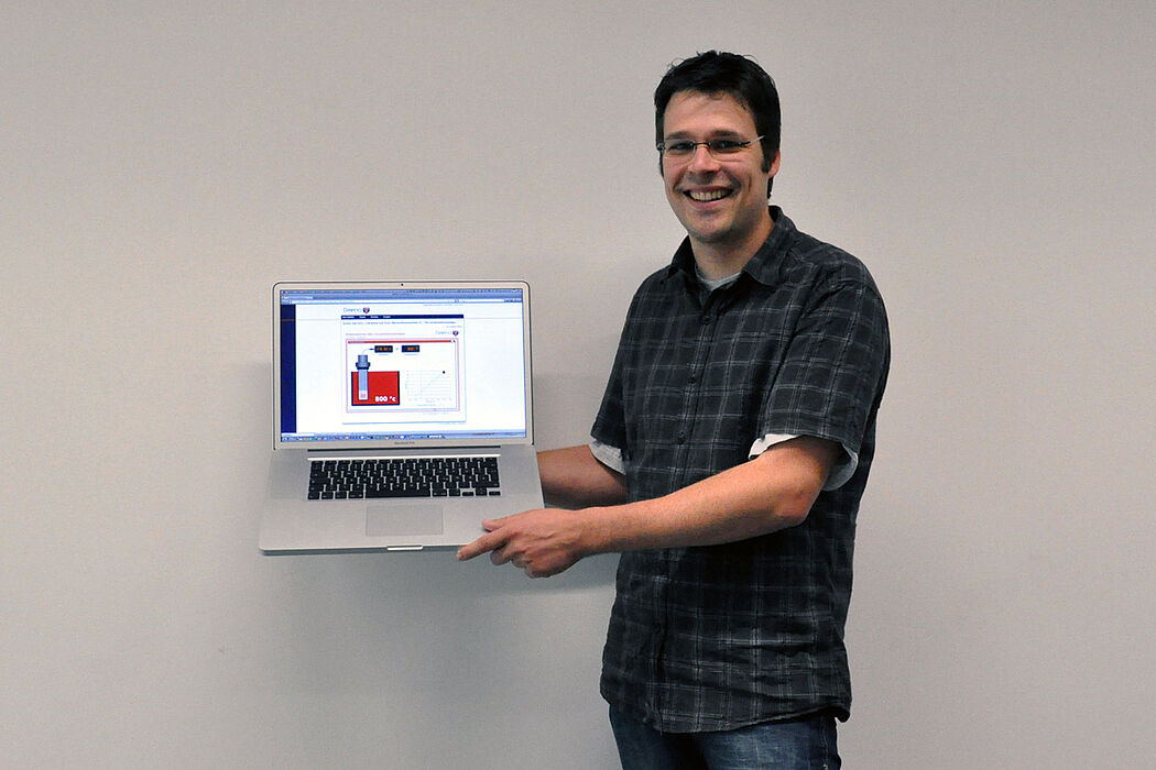 Foto (Simone Rudolph): Dipl.-Inform.Dominik Niehus präsentiert ein WBT Modul der E-Learning-Plattform DAWINCI.