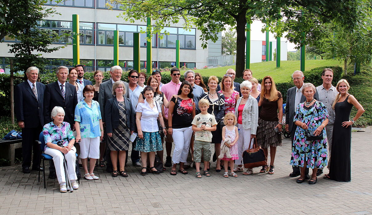 Foto (Universität Paderborn, Vanessa Dreibrodt): 20 Nachfahren von Dr. Albert Rose sind aus den USA und England angereist, um mit der Stadt Paderborn, der Universität und dem Heimatverein die Einweihung zu feiern.