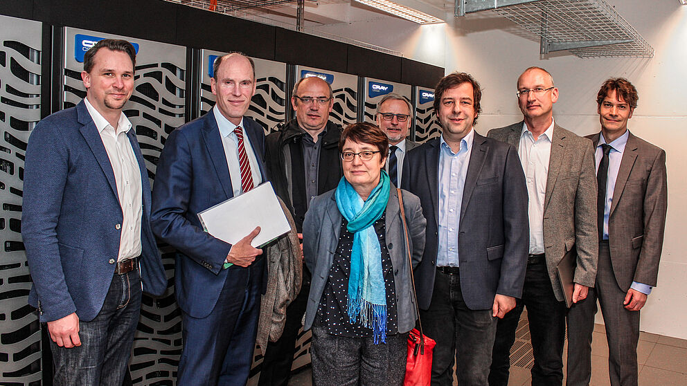 Foto (Universität Paderborn, Kamil Glabica):  HRK-Präsident Prof. Dr. Peter-André Alt (2. v. l.) zu Gast an der Universität Paderborn.