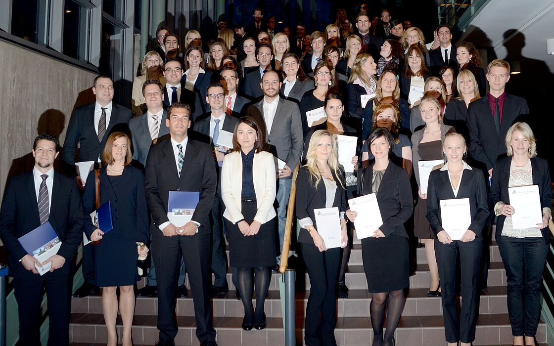Foto (Universität Paderborn): Gruppe 1 der Absolventinnen und Absolventen am Tag der Wirtschaftswissenschaften 2012.