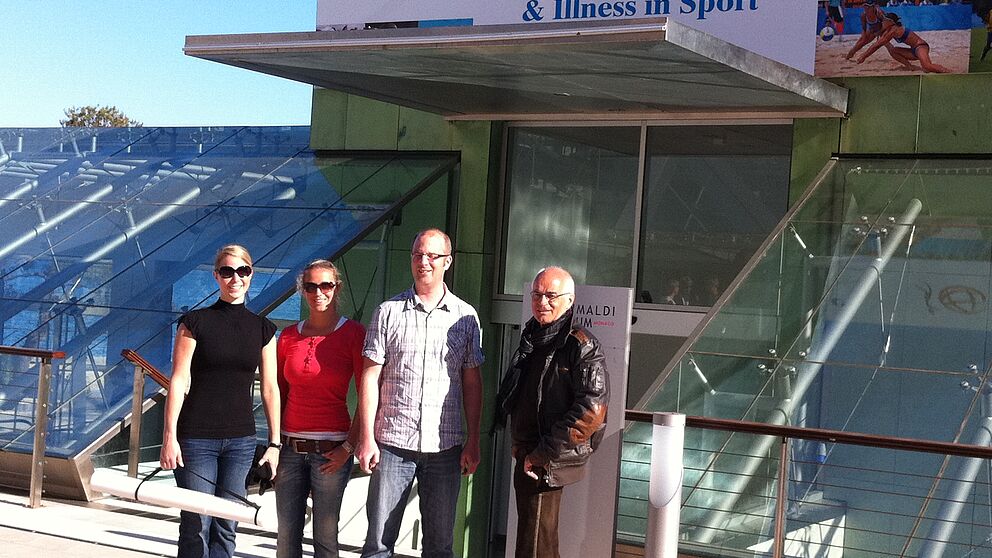 Foto: Projektteam GIRLStability: Dipl. Sportwiss. M. Cordes und Ch. Lerch, Dr. J. Baumeister mit Prof. Dr. H. Liesen in Monaco