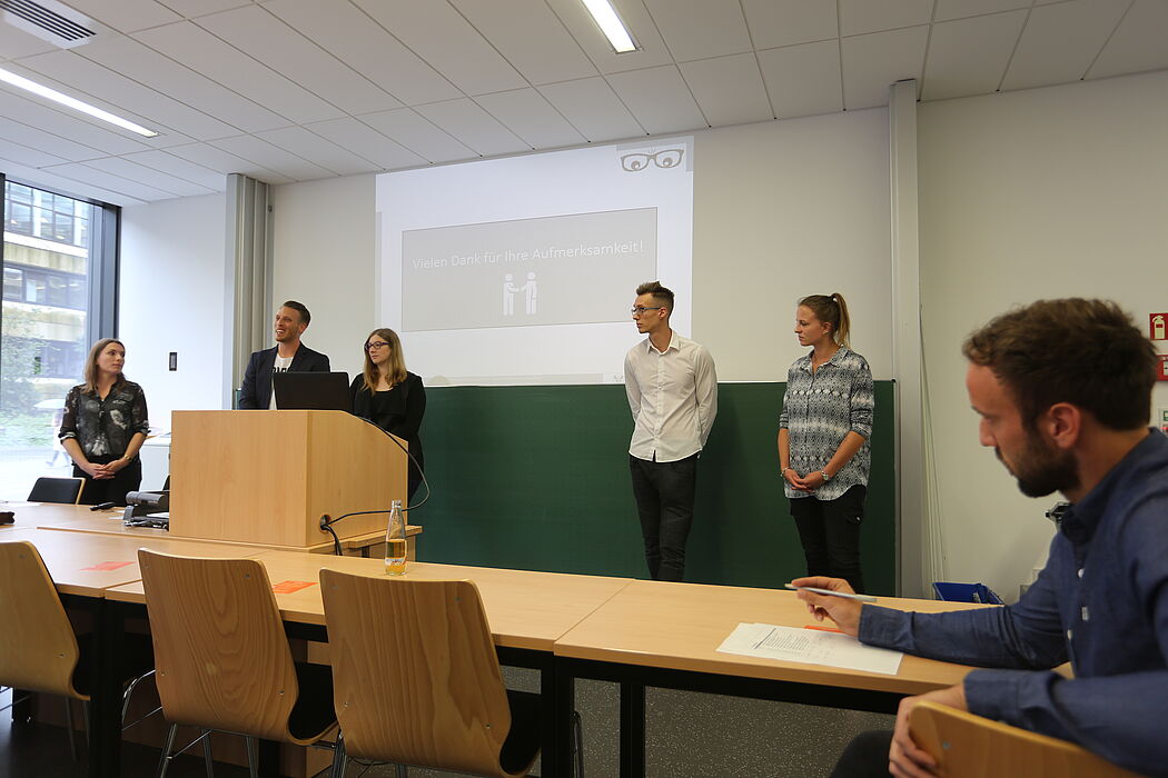 Foto: Nach den Präsentationen stellten sich die Studierenden den Fragen der Initiativenvertreter, der Profi-Betreuer und der Kommilitonen. Dozent und Projektleiter Mario Seidl (rechts) macht fleißig Notizen.